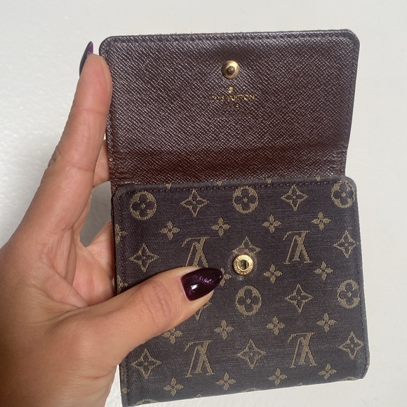 LOUIS VUITTON Mini Lin Denim
Compact Wallet - Picture 9 of 11